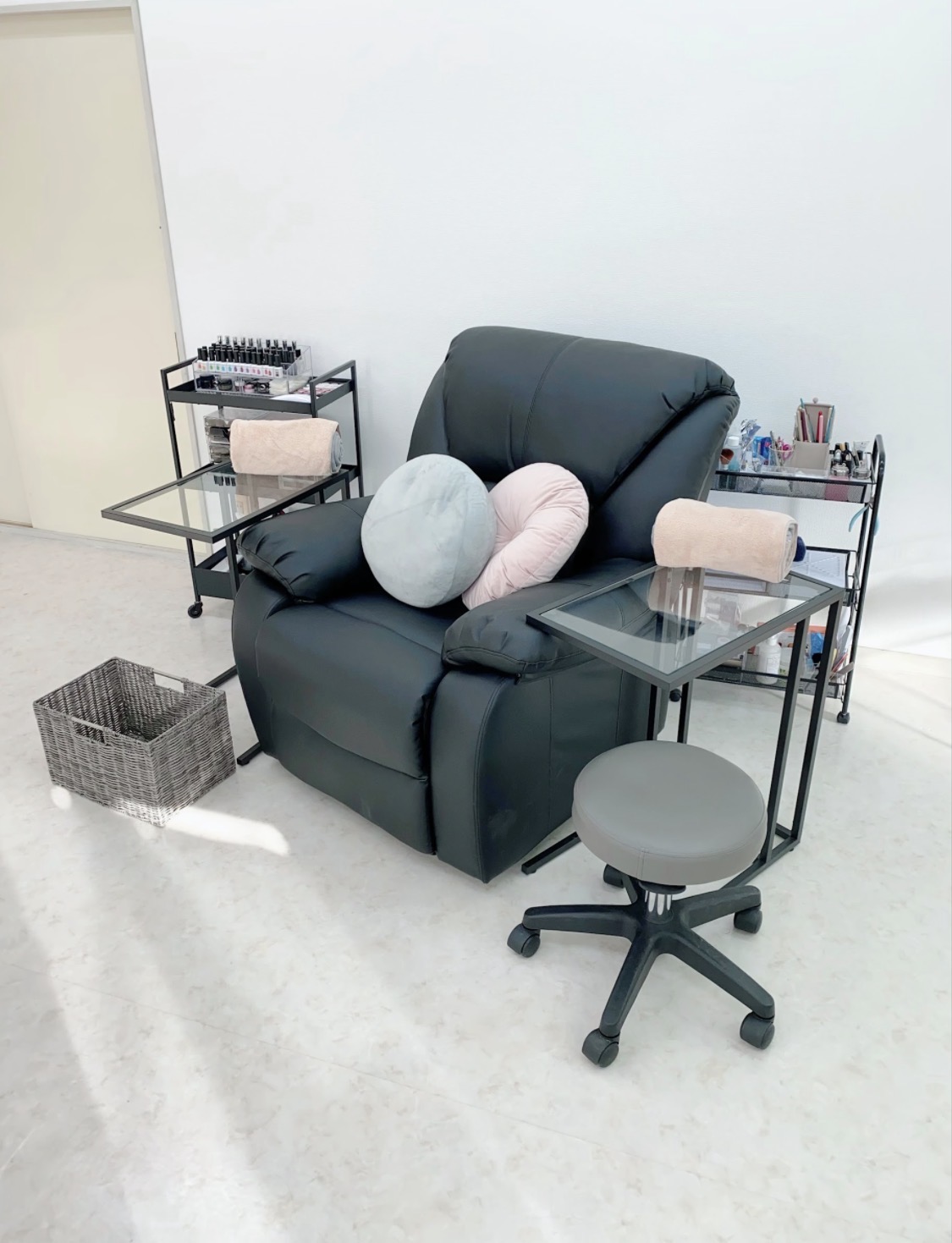 CALMのリクライニングチェアと施術用テーブル